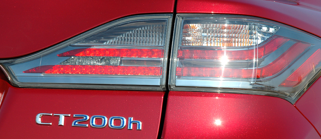 Lexus CT 200h: Moderne Leuchteinheit hinten mit Modellschriftzug. 
