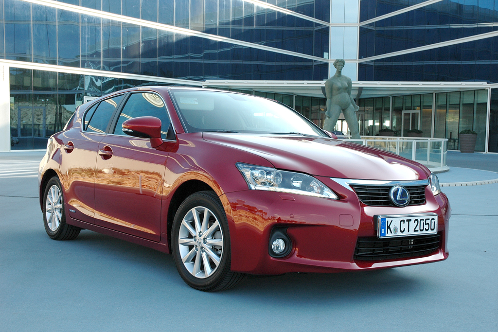Lexus CT 200h: Vollhybrid-Premiere im Premium-Kompaktsegment. 