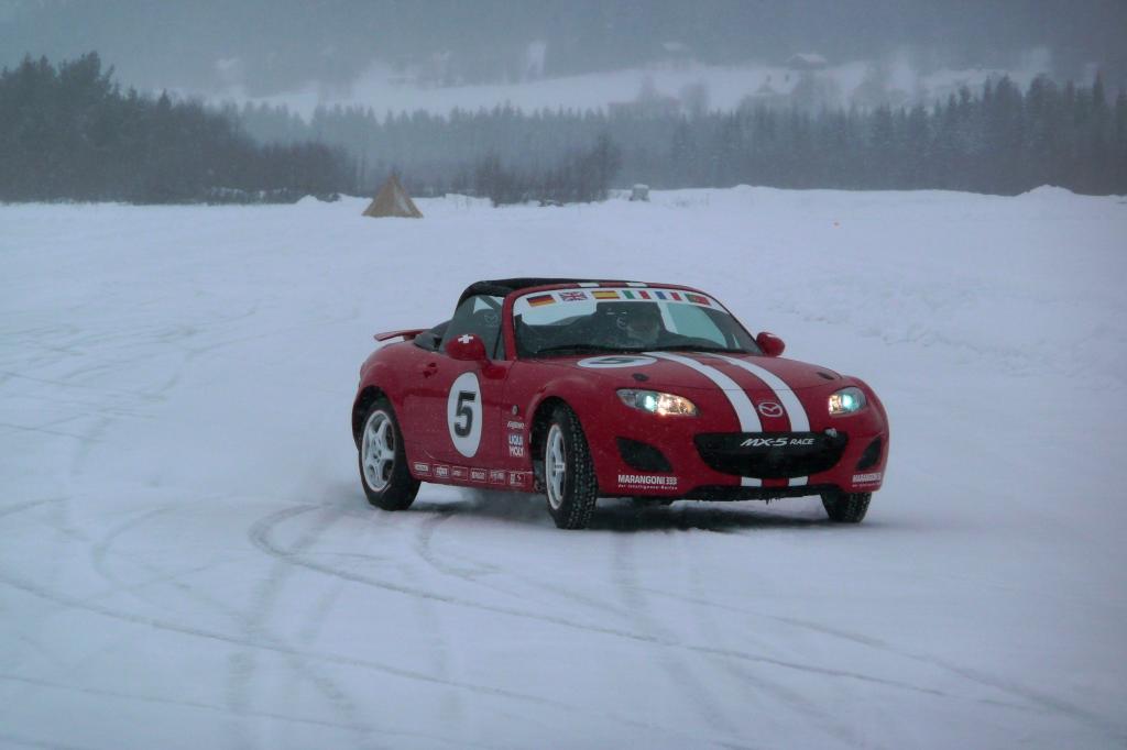 Mazda MX-5 auf dem Eis.