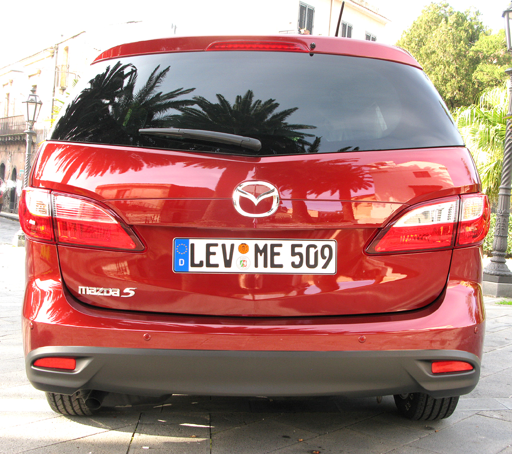 Mazda5 Diesel: Blick auf die Heckpartie des Familienwagens. 