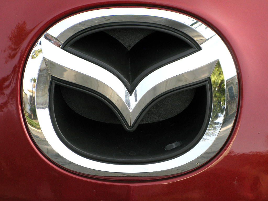 Mazda5 Diesel: Das Markenlogo sitzt ganz vorn auf der Motorhaube. 