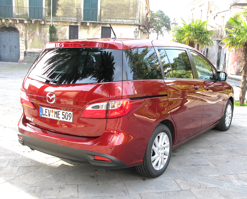 Mazda5 Diesel: Heck-/Seitenansicht der Großraum-Limousine.