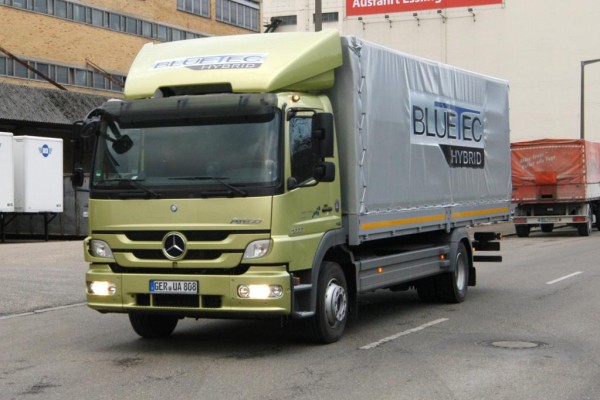 Mercedes-Benz Atego 1222 Hybrid: Mit Bremsenergie beschleunigen 