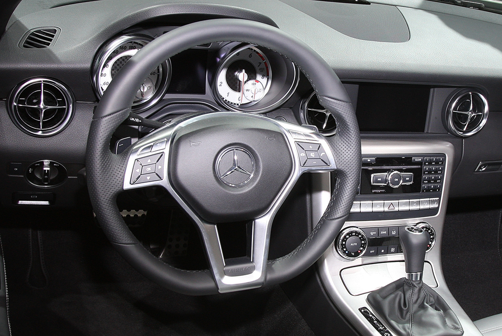 Mercedes SLK: Blick ins sportlich-stilvolle Cockpit. 
