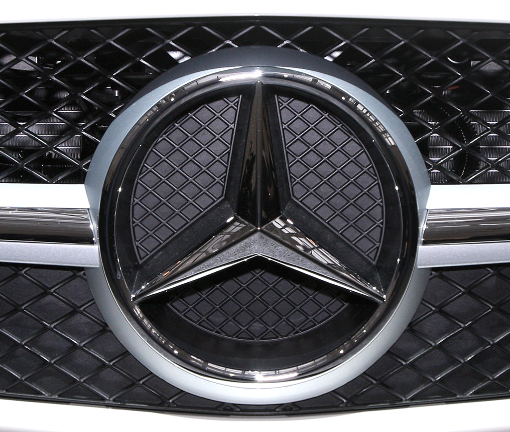 Mercedes SLK: Der große Markenstern sitzt in der steileren Kühlermaske. 