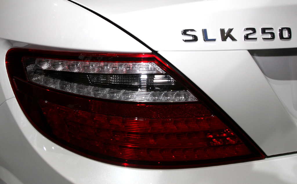 Mercedes SLK: Moderne Leuchteinheit hinten mit Modellschriftzug. 