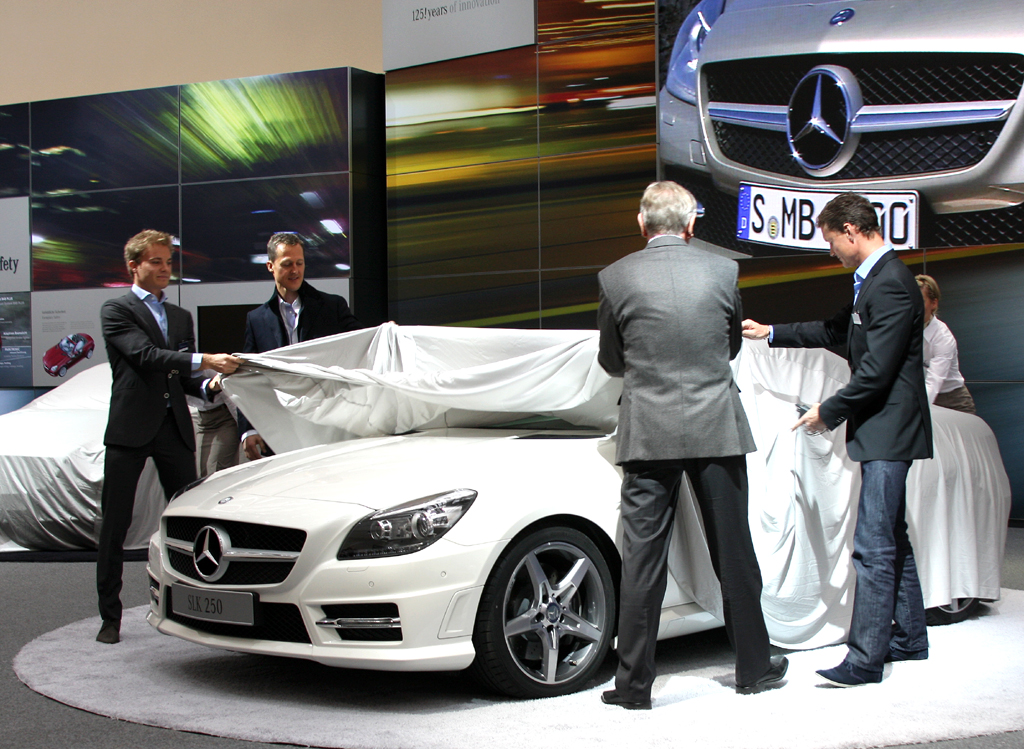 Mercedes SLK: Rennfahrer Nico Rosberg, Michael Schumacher und David Coulthard mit Verkaufschef Dr. Joachim Schmidt bei der Enthüllung. 