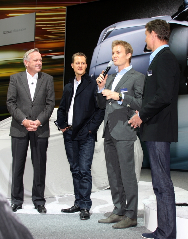 Mercedes SLK: Talk nach der Enthüllung mit (von links) Verkaufschef Schmidt, Piloten Schumacher, Rosberg und Coulthard.
