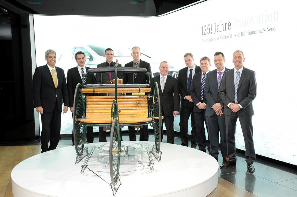 Mit einer neu entwickelten Qualifikation zum Serviceleiter baut Mercedes-Benz seine hohe Betreuungsqualität weiter aus. Die Urkunde zum Mercedes-Benz „Serviceleiter“ wurde an Führungskräfte in der Mercedes-Benz Gallery in Berlin ausgehändigt.