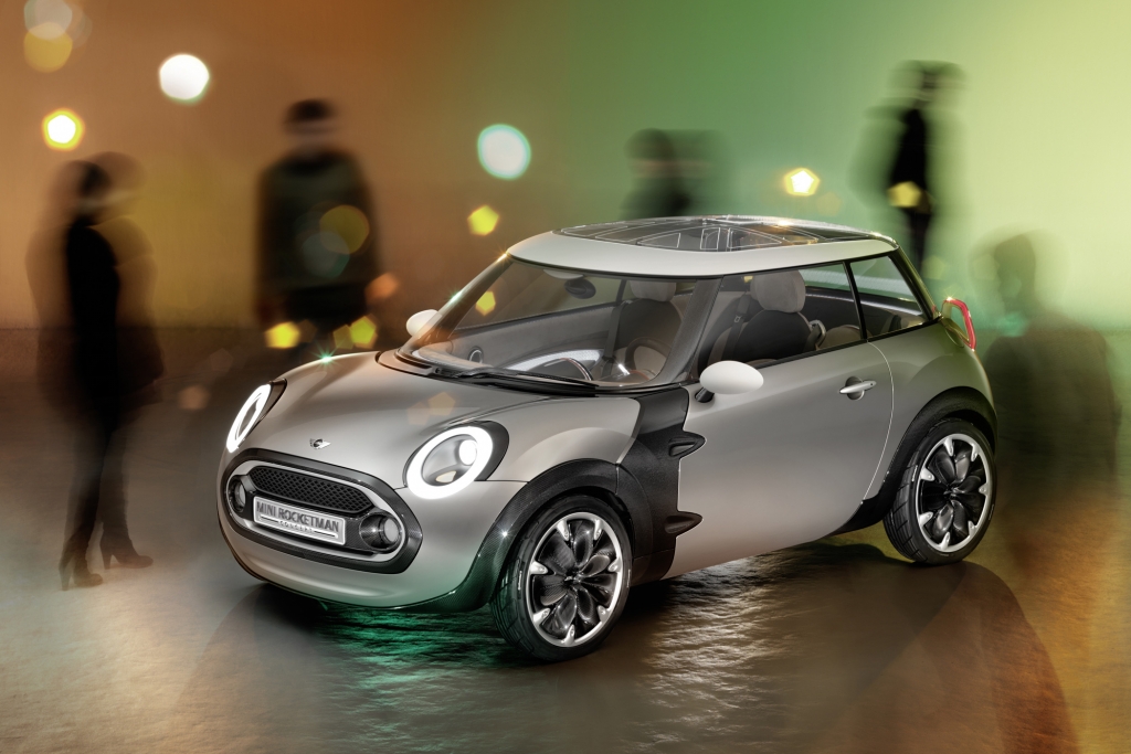 Mit rund 3,4 Meter Länge liegt er fast genau zwischen dem ersten Mini von 1963 (3,06 Meter) und dem neuen Modell (3,72) Meter.