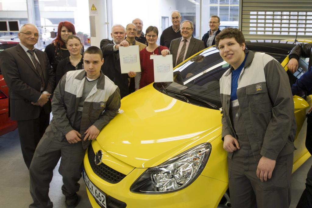 Opel-Auszubildende spenden 5000 Euro