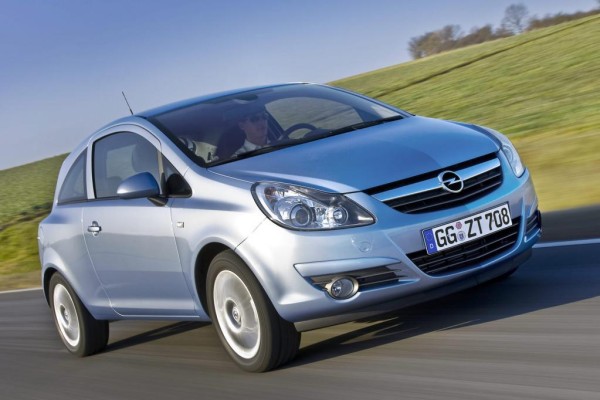 Opel Corsa steht auf der Bremse 
