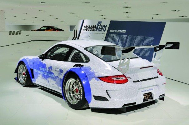 Porsche-Museum zeigt 911 GT3 R Hybrid mit Fan-Unterschriften