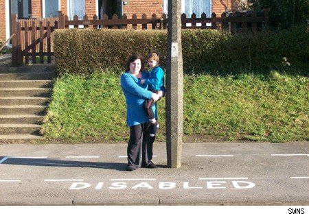 Schlicht unerreichbar - Parklücke für Fahrer mit Handicap