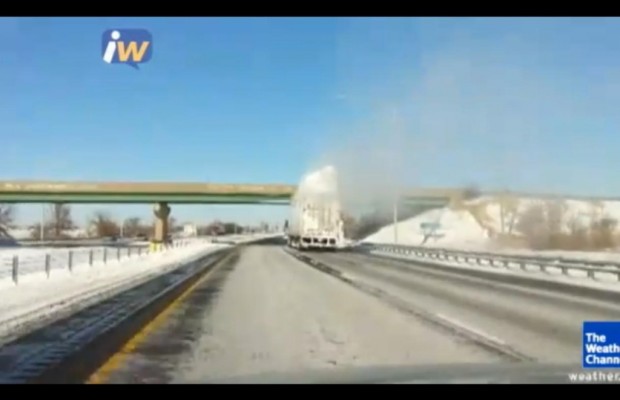 Schneegestöber - Warum man den Schnee doch besser vom Autodach entfernen sollte
