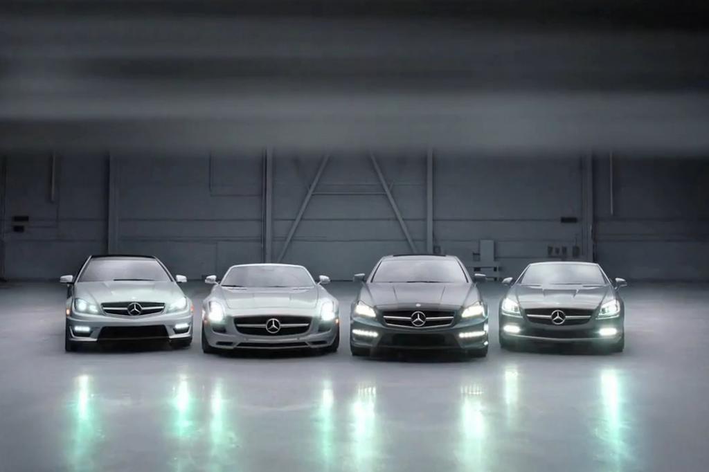 Screenshot: Die Phalanx der Mercedes-Neuheiten bei der Super Bowl