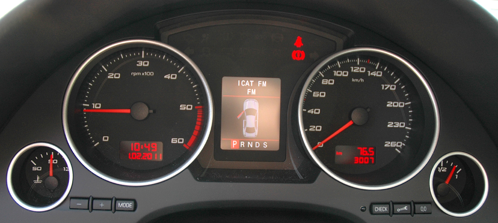 Seat Exeo Multitronic: Blick durch den Lenkradkranz auf die Rundinstrumentierung. 