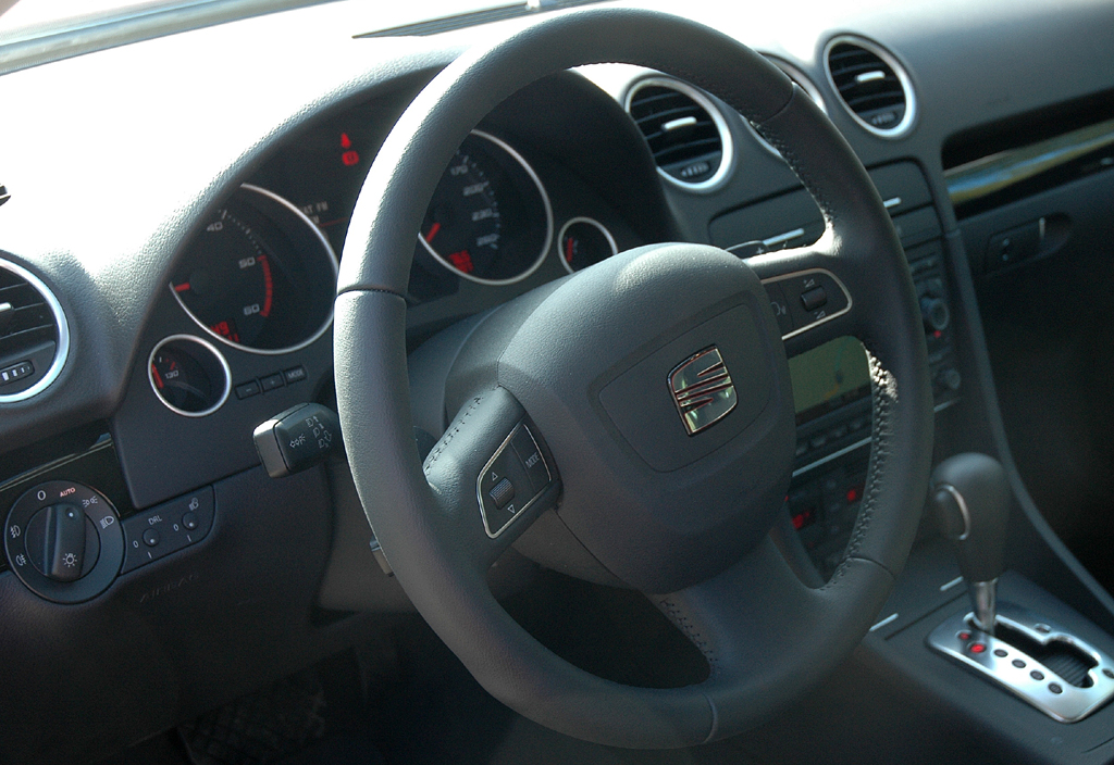 Seat Exeo Multitronic: Blick ins recht übersicht gestaltete Cockpit. 