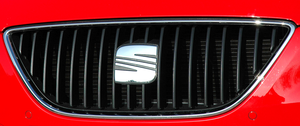 Seat Exeo Multitronic: Das Markenlogo sitzt mittig im Kühlergrill. 