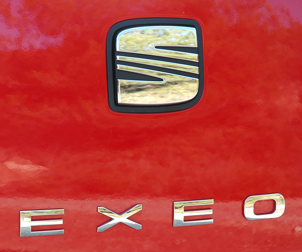 Seat Exeo Multitronic: Markenlogo und -schriftzug auf der Heckklappe. 