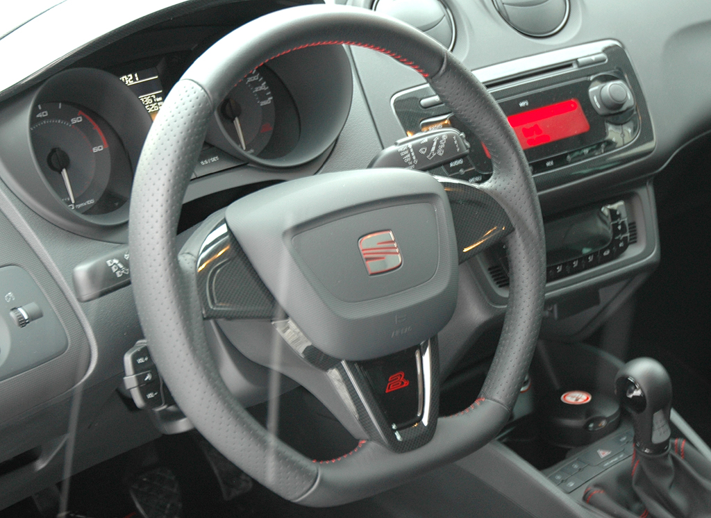 Seat Ibiza: Blick ins insgesamt recht übersichtlich wirkende Cockpit. 