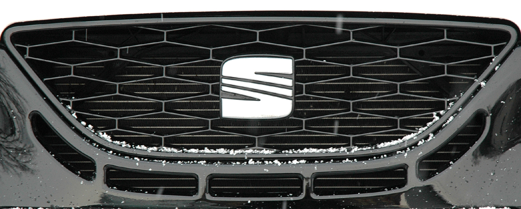 Seat Ibiza: Das Markenlogo sitzt im oberen Kühlergrill-Teil. 