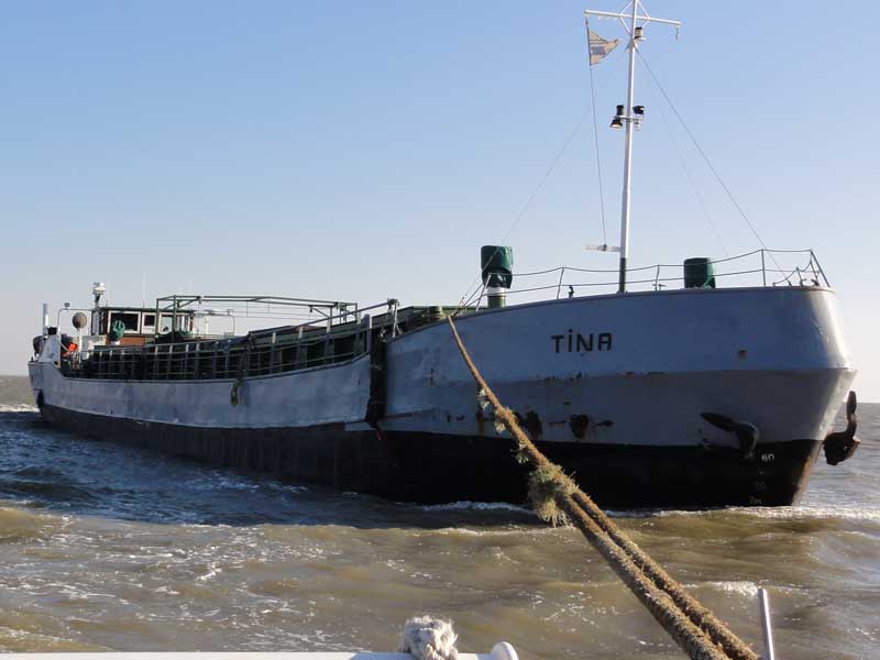 Seenotretter und Inselversorger befreien Küstenmotorschiff „Tina“ aus dem Juister Watt