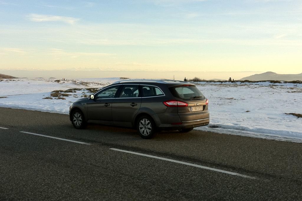 Sein Profil wirkt nicht nur bei der Fließheck-Limousine, sondern auch bei der Kombivariante Turnier flach und sportlich