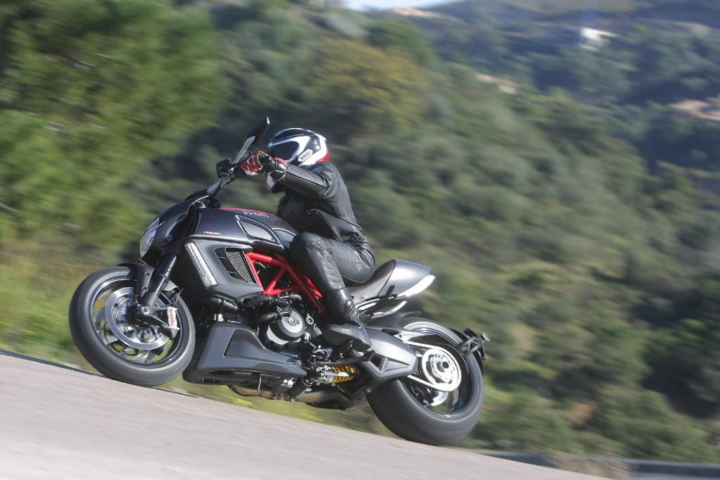 Selbst Kurvenräubern ist mit der Diavel drin. 