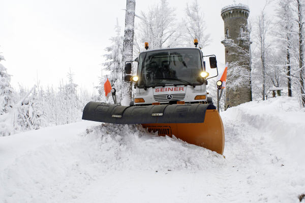 Täglich räumt Jens Seiner im Winter mit seinem Unimog klaglos den Weg zum 861 Meter hohen Kickelhahn. Eine echte Herausforderung - für Mensch und (Land-)Maschine. 