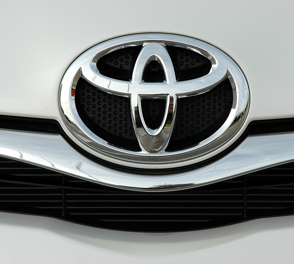 Toyota Verso-S: Das Markenlogo sitzt vorn über der Kühlergrill-Schwinge.Toyota Verso-S: Blick unter die Motorhaube; ein Benziner und ein Diesel sind zu haben.