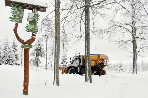 Unimog U 400: Ein Kraftpaket, das Schnee wegschafft   