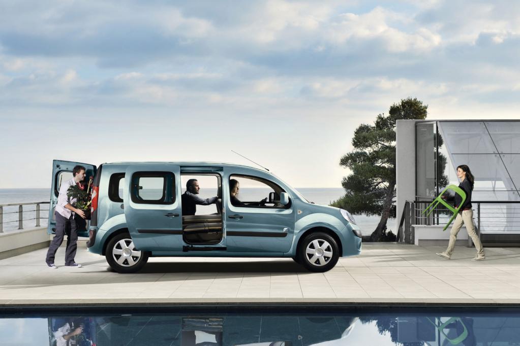 Unter der Haube sind die beiden Modelle jedoch identisch: dort arbeitet sowohl beim langen als auch beim kurzen Kangoo Rapid ein 44 kW/60 PS starker E-Motor. 