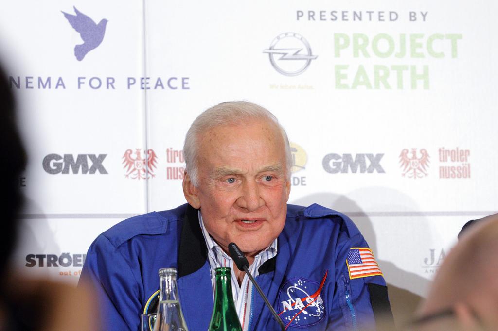 Unter der Leitung von NASA-Wissenschaftler Dr. Edwin „Buzz“ Aldrin startet Opel Expeditionen in vier einzigartige Öko-Systeme der Erde.