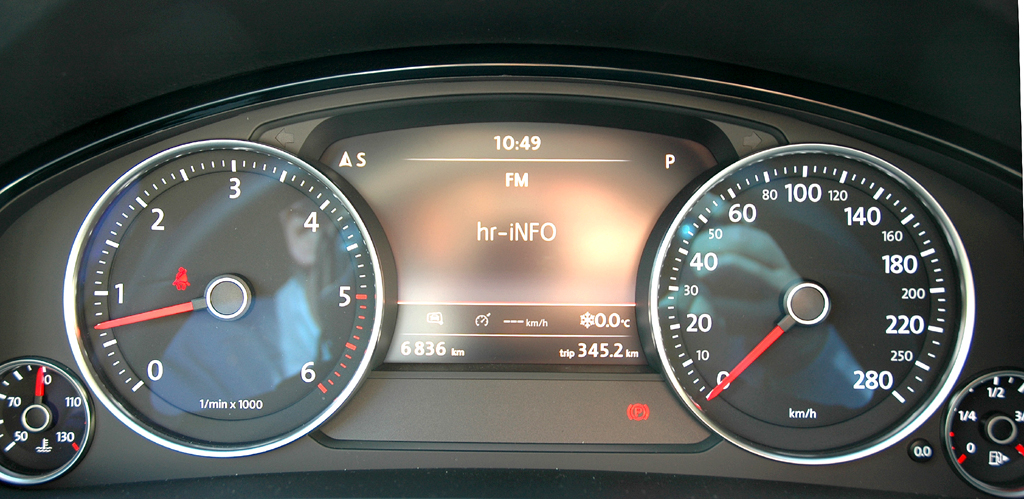 VW Touareg Diesel: Blick durch den Lenkradkranz auf die Rundinstrumentierung. 