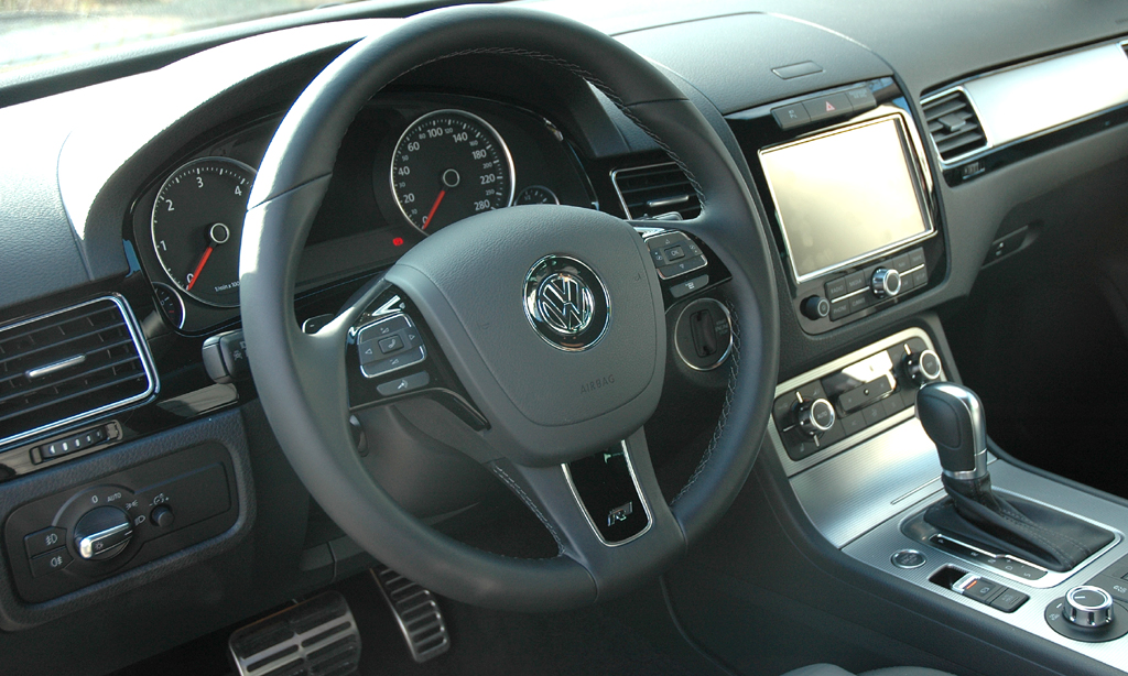 VW Touareg Diesel: Blick ins übersichtlich gestaltete Cockpit. 