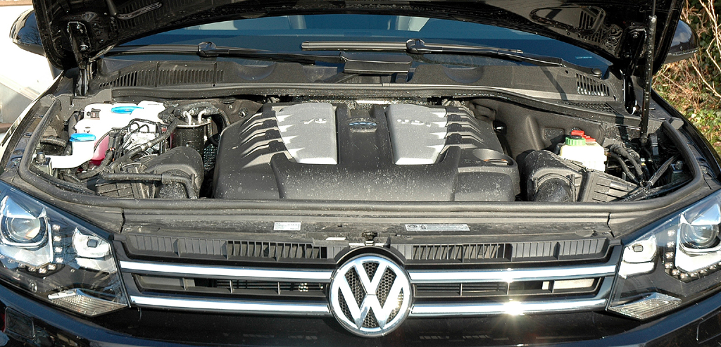 VW Touareg Diesel: Blick unter die Motorhaube des 4,2-Liters. 