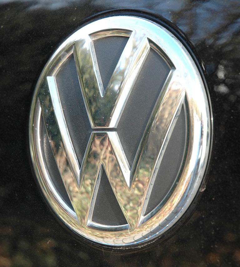 VW Touareg Diesel: Das Markenlogo hinten sitzt auf der Kofferraum-Tür. 
