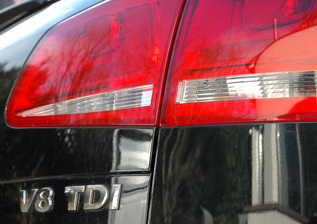 VW Touareg Diesel: Moderne Leuchteinheit hinten mit Motorisierungsschriftzug. 