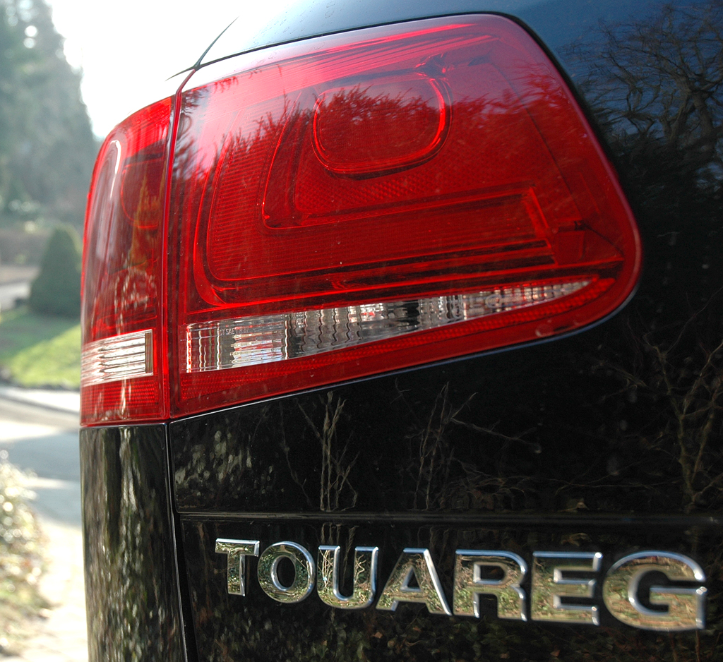 VW Touareg Diesel: Moderne Leuchteinheit mit Modellschriftzug hinten. 