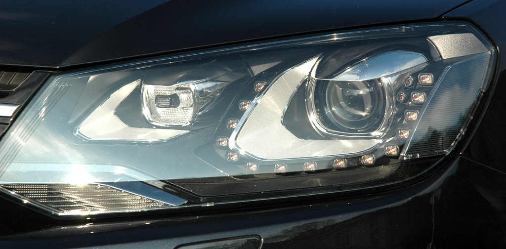 VW Touareg Diesel: Moderne Leuchteinheit vorn. 