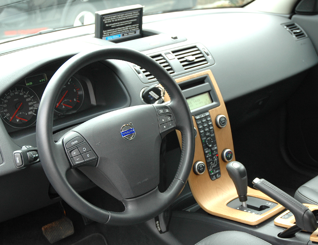 Volvo C30 Diesel: Blick ins recht übersichtlich gestaltete Cockpit. 