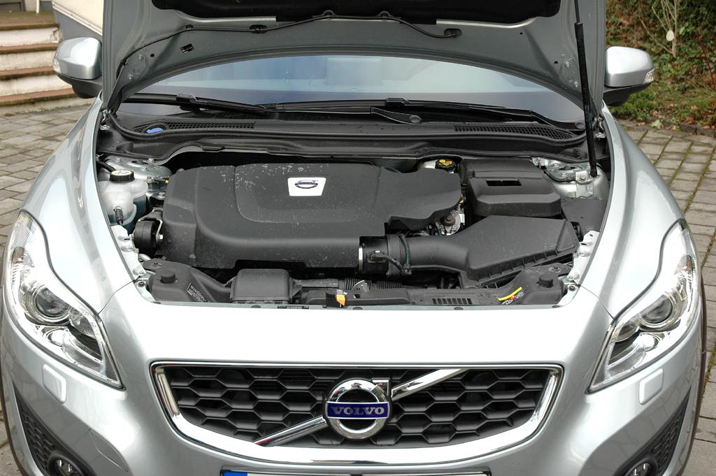 Volvo C30 Diesel: Blick unter die Motorhaube des 177-PS-Selbstünders. 