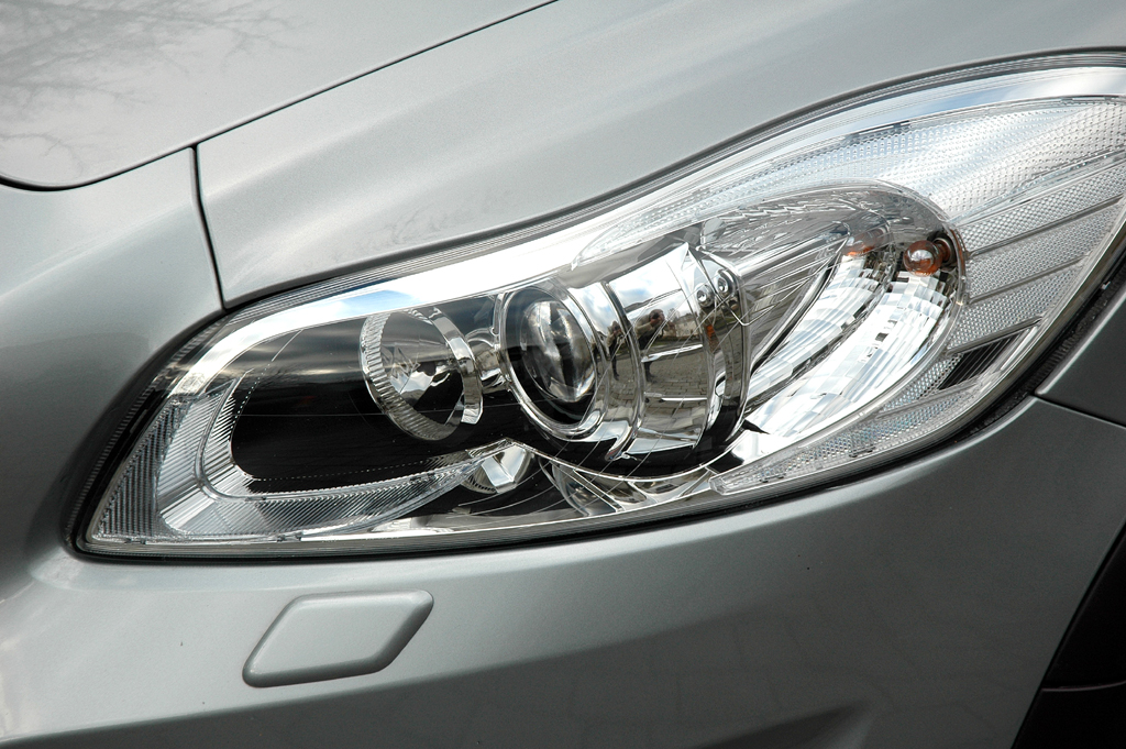 Volvo C30 Diesel: Moderne Rundleuchteinheit vorn. 