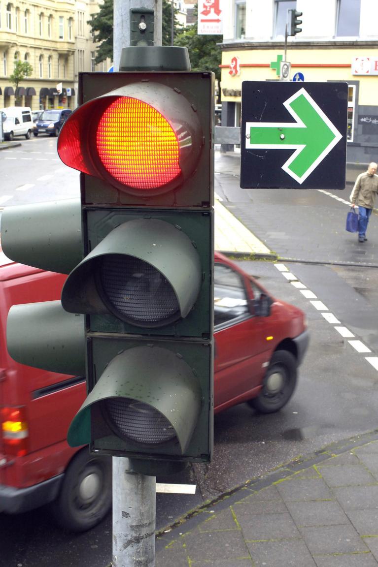 Wer das rote Leuchten an Ampeln nicht erkennt, sollte keine Personen befördern. 