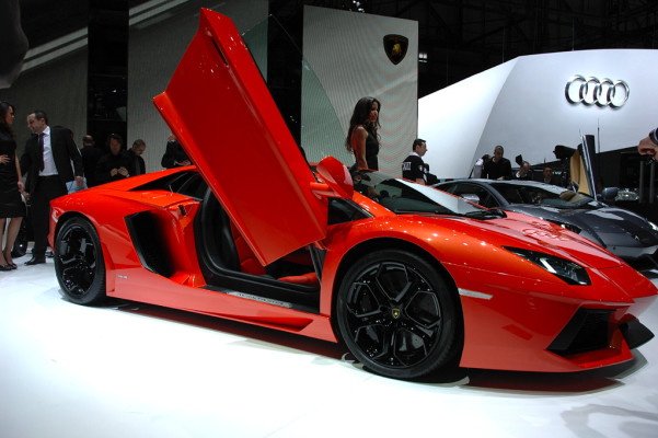 (S)tierisch: Lamborghinis neuer Kohlefaser- Aventador fährt als Murcièlago-Nachfolger vor