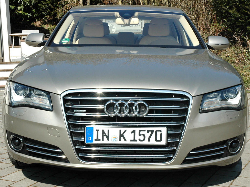Audi A8: Blick auf die Front der Luxuslimousine. 