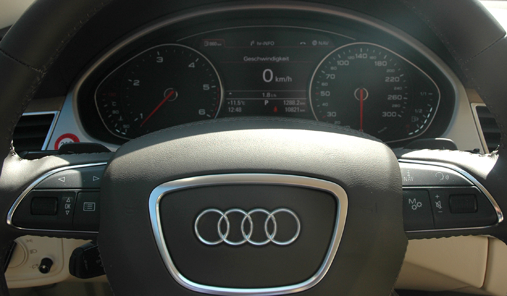 Audi A8: Blick durch den Lenkradkranz auf die Rundinstrumentierung. 