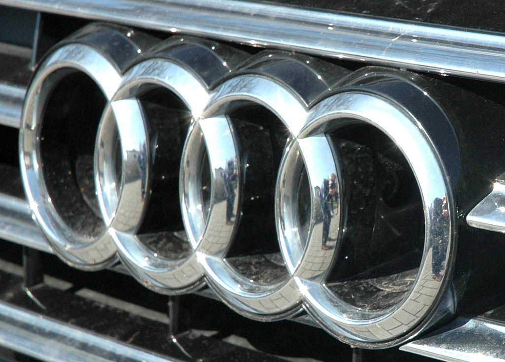 Audi A8: Die vier Markenringe sitzen vorn im großen Kühlergrill. 