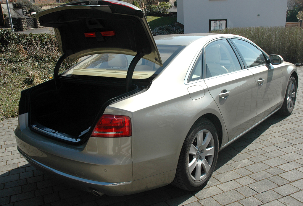 Audi A8: Ins Gepäckabteil passen vier große Koffer oder Golfbags hinein. 